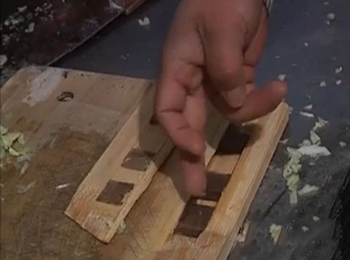 李先生購買的竹菜板內(nèi)竟是膠木